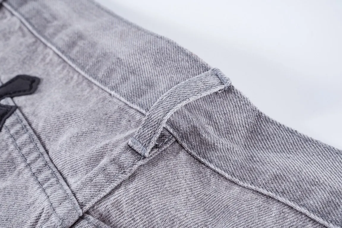 P210 Top version (grey pants, black leather) Top version Chrome Hearts jeans with leather jeans. As we all know, chromehearts jeans use vintage Levis jeans as the base for creation. They usually add their own unique silver buckles and silver ornaments, plus leather embellishments. This is what doubles the value of these vintage jeans, because the base is Vintage jeans, the jeans themselves have become very soft and comfortable after years of baptism, which can be distinguished from ordinary jeans. Regarding the size, you should also refer to the pants data. Style number: 1607# Color: gray pants and black leather Size: 28 30 32 34 28 Waist 86 Hips 100 Pants length 102 30 Waist 90 Hips 104 Pants length 104 32 Waist 94 Hips 108, pants length 106 34, waist 98, hips 112, pants length 110